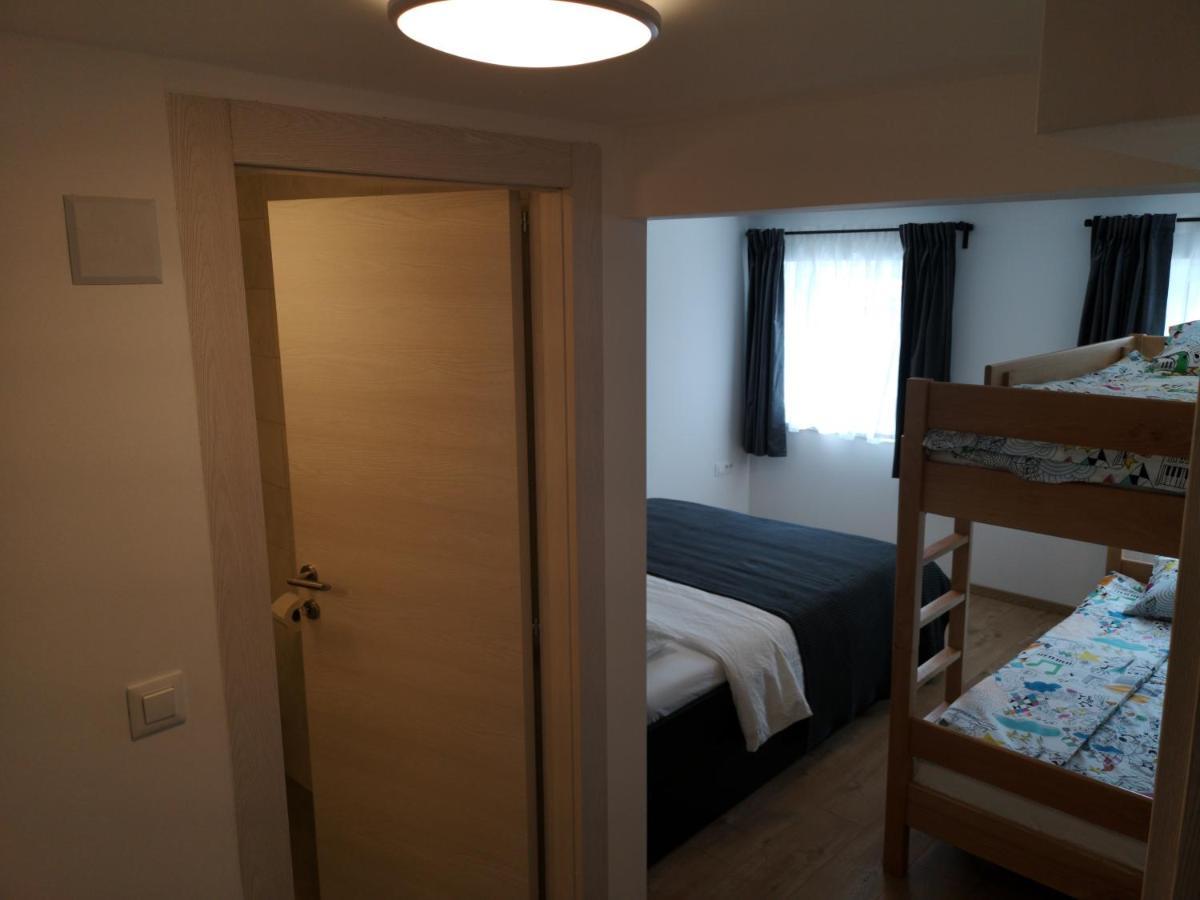 Mega Hostelクラピナ エクステリア 写真